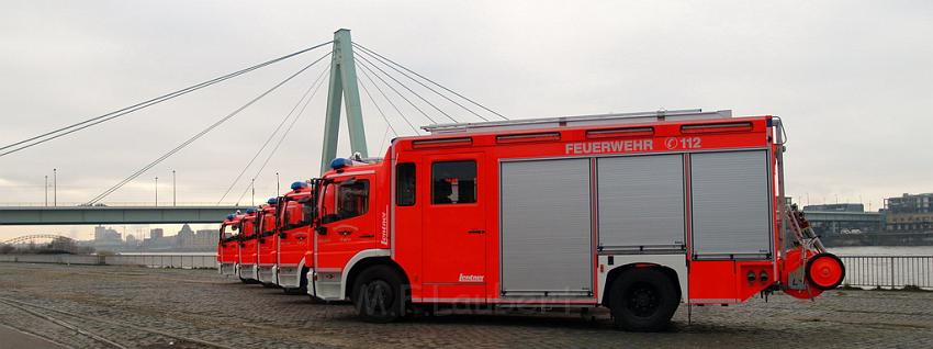 Neue LF`s fuer Koeln Uebergabe in Koeln Deutz an den Wachen  P056.JPG